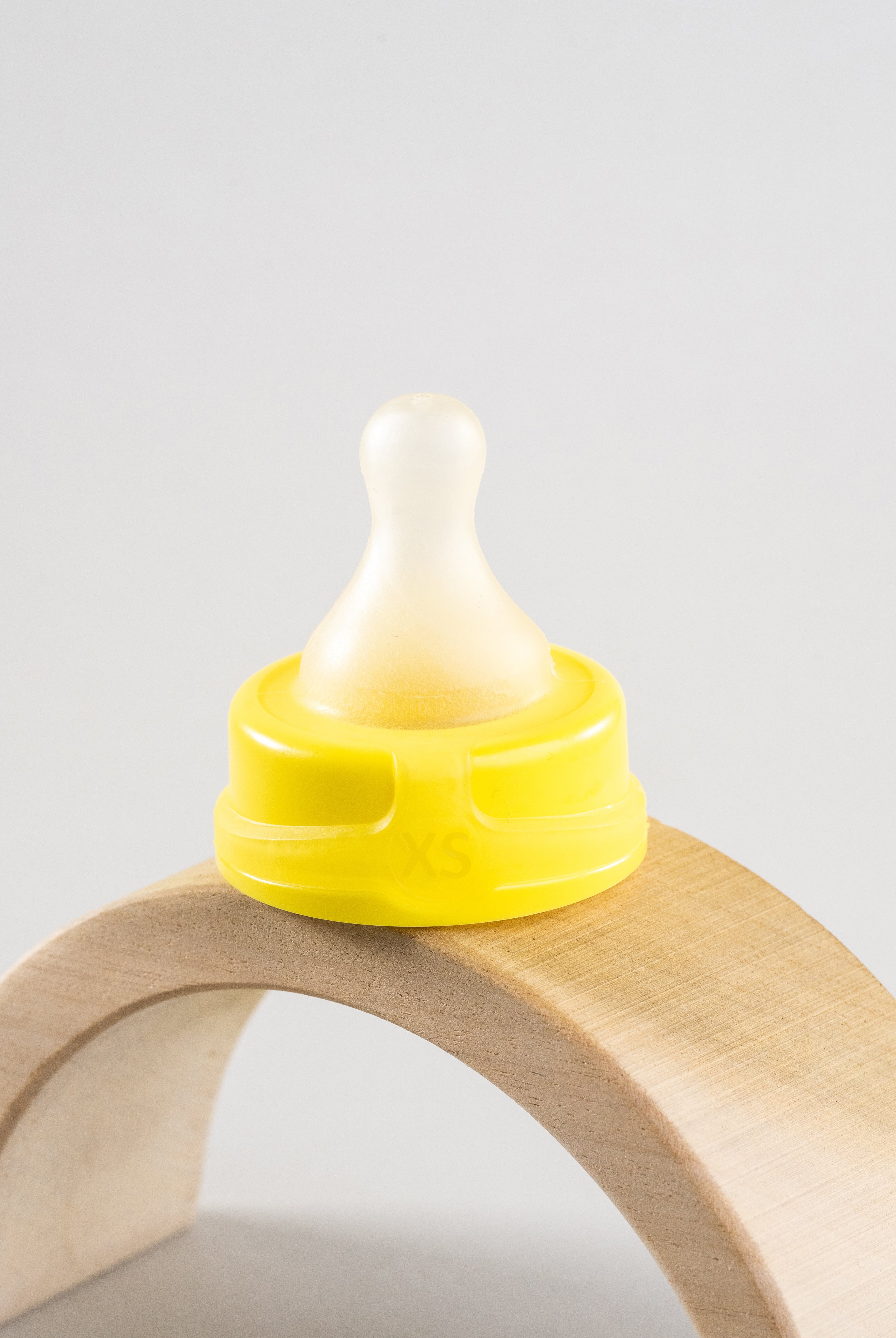 Sepal yellow extra small teat medium flow sitting on wooden arch