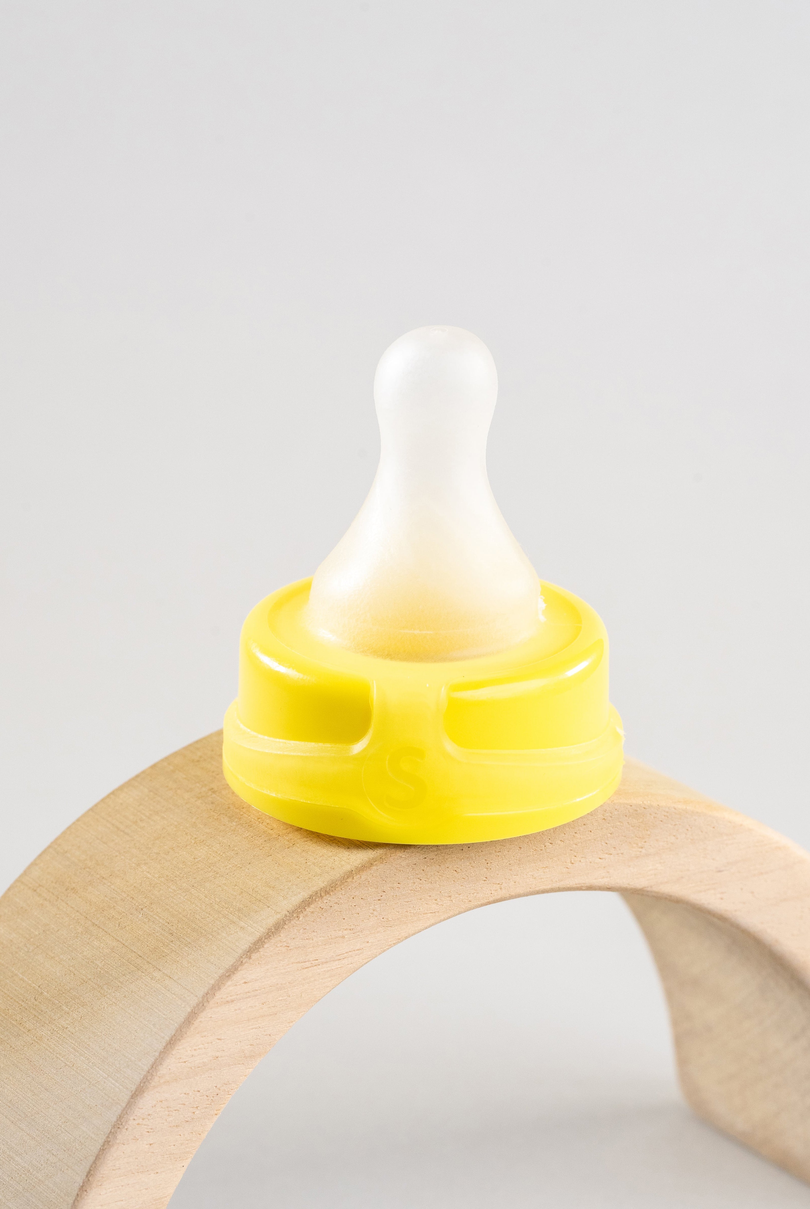 Sepal yellow small teat medium flow displayed on wooden arch