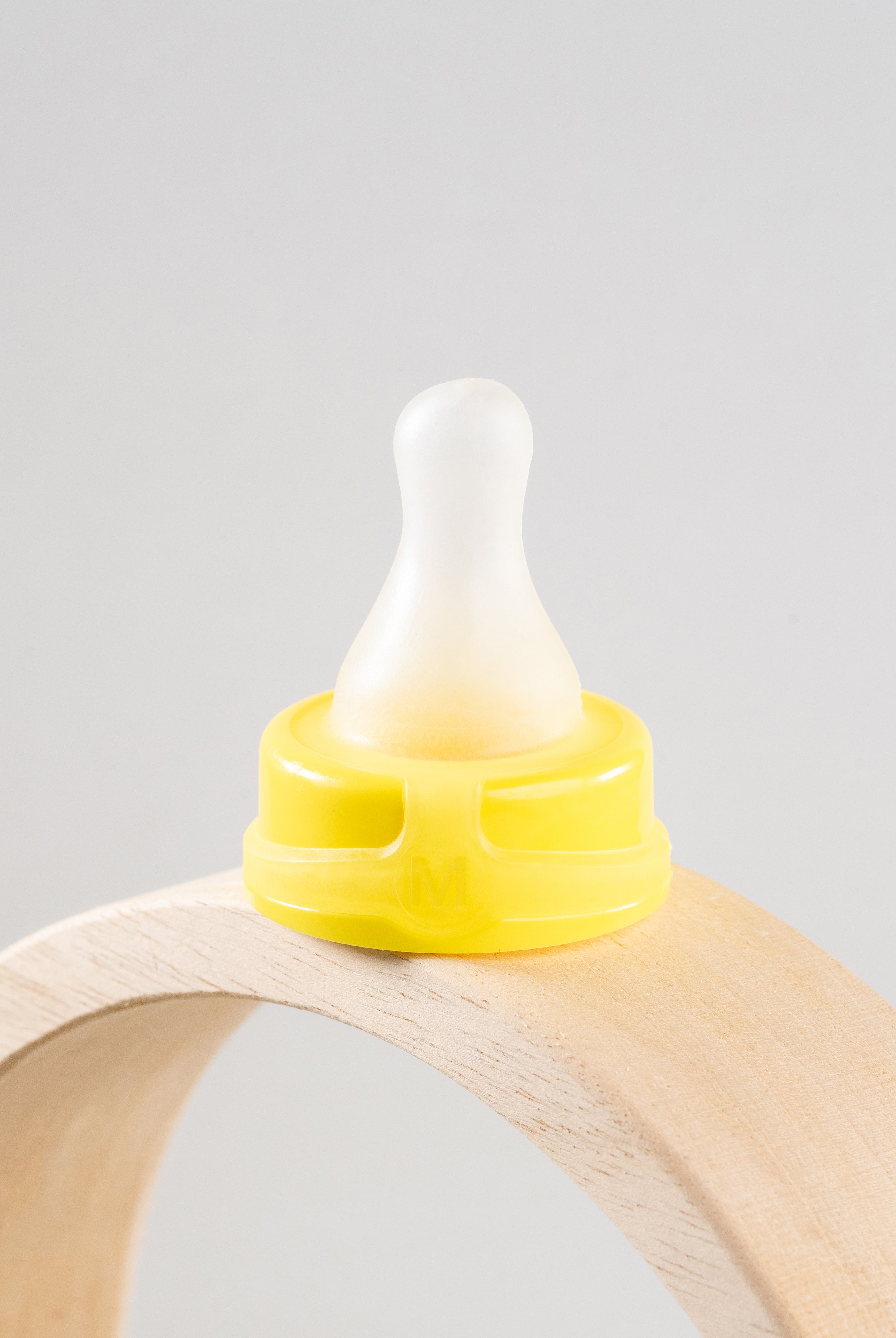Sepal yellow medium teat medium flow displayed on wooden arch