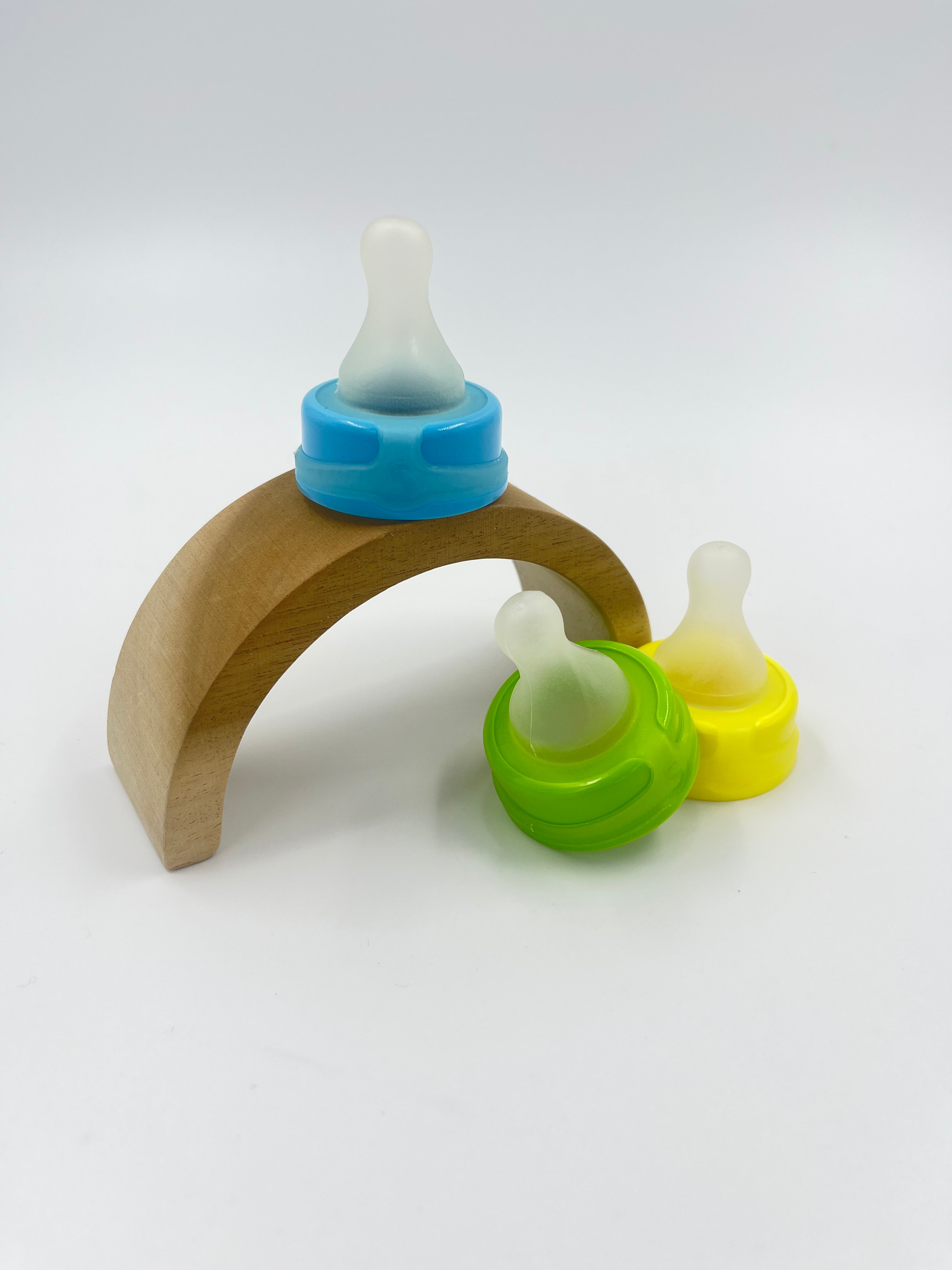 3 Sepal teats displayed. Green, blue & yellow colour teats. 